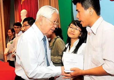GS.VS Dương Quang Trung trao học bổng Nguyễn Văn Hưởng cho các sinh viên Trường Đại học Y khoa Phạm Ngọc Thạch. Ảnh: MAI HẢI