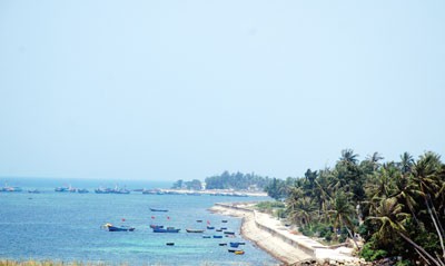 A panoramic view of Ly Son Island (Photo: SGGP) Fishermen row basket boat to approach fishing boats to transport seafood ashore.(Photo: SGGP) Fishing boats of fishermen (Photo: SGGP) Fishermen (Photo: SGGP) Fesh fishes are transported ashore(Photo: SGGP) (Photo: SGGP) (Photo: SGGP)