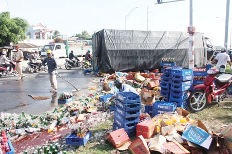 The truck flipped horizontally after the acciden that killed 6 and injured 4 on highway 1A on Saturday. Photo: SGGP