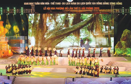 An art performance from the opening ceremony of the National Tourism Year of the Red River Delta region 2013 in the northern port city of Hai Phong (Photo: VNA/VNS)
