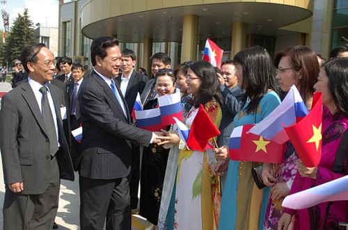 PM Nguyen Tan Dung meets with the Vietnamese community in Russia (Photo: Cong thong tin Chinh Phu)