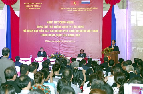 PM Dung meets representatives of the Vietnamese community in Russia (Photo: Cong thong tin Chinh Phu)