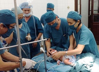 HCMC doctors consult each other prior to surgery (Photo: SGGP)