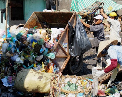 Garbage being collected in Pham Van Xao Street in District 6 of HCMC (Photo: SGGP)