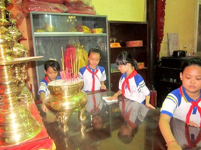Primary Students of Nguyen Duc Canh School at Le Chan club-house for a history lesson (Photo: SGGP)