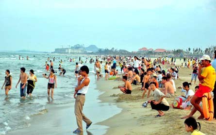 People are flocking to beaches to escape the hot and muggy weather in the central region (Photo: SGGP)