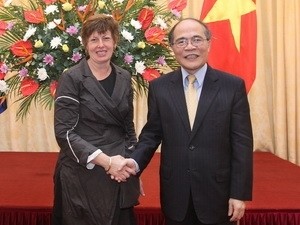 NA Chairman Nguyen Sinh Hung meets Speaker of the Australian House of Representatives Anna Burke. Photo: VNA