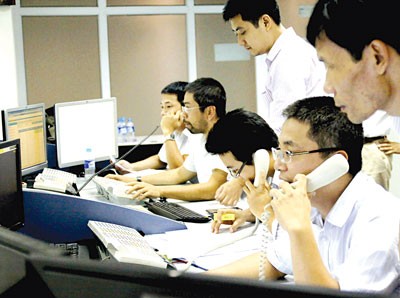 Staff at the National Load Dispatch Center trying to restore the electricity network (Photo: SGGP)