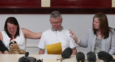 Ian Rigby (C), the stepfather of murdered soldier Lee Rigby, reads a statement with Lee Rigby's mother Lyn (L) and wife Rebecca (R) at a news conference held at the Regimental HQ of his unit, the Royal Regiment of Fusiliers, in Bury, northern England May 24, 2013.