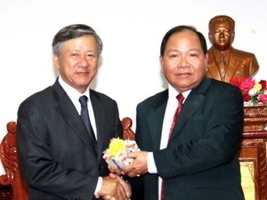 Nguyen Manh Hung, Vietnamese Ambassador in Laos met with the leader of Bokeo province in northern Laos. (Source: VNA)