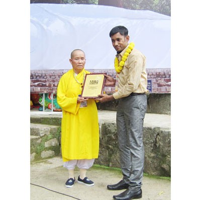 Biswaroop Roy Chowdhury, Director General of Asia Book of Records, granted a document to Monks of Linh Son Truong Tho Pagoda (Photo: SGGP)