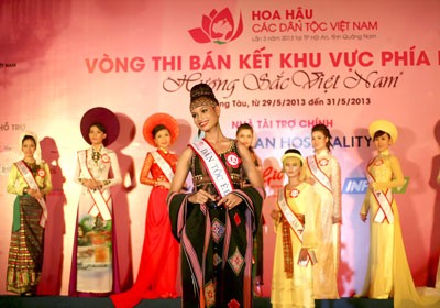 The contestants wearing Vietnamese traditional costumes