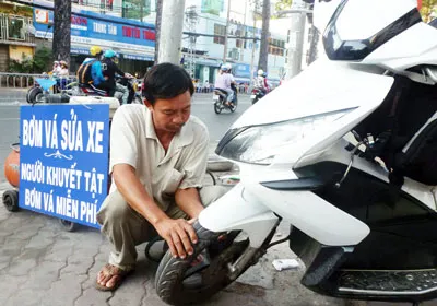 Sửa xe miễn phí cho người khuyết tật.