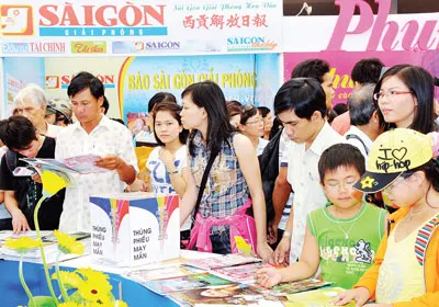Bạn đọc trẻ đến với các ấn phẩm của Báo SGGP. Ảnh: Việt Dũng