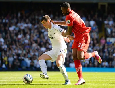 Tiền vệ Gareth Bale kiểm soát bóng trước hậu vệ Prado của Southampton.