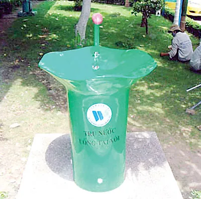 Lắp đặt trụ nước uống tại vòi phục vụ người dân.