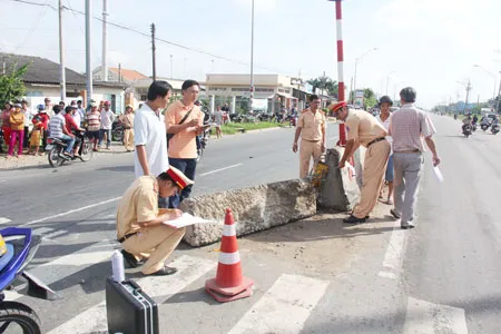 Cảnh sát giao thông đến khám nghiệm hiện trường