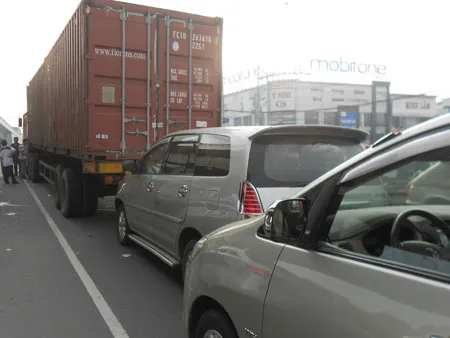 TPHCM: Va chạm liên hoàn giữa 3 phương tiện giao thông