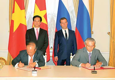 Ký Nghị định thư trong lĩnh vực lọc hóa dầu và thăm dò khai thác dầu khí giữa Petro Việt Nam và Gazprom.
