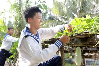 Các chiến sĩ tăng gia sản xuất.