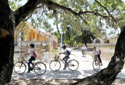 Trẻ em ở đảo Song Tử Tây trên đường đến trường.