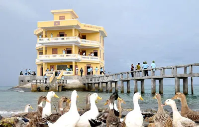 Công trình góp đá xây Trường Sa.