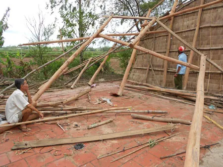 Người dân xã Vinh Kim, huyện Cầu Ngang (Trà Vinh) đang lâm cảnh màn trời chiếu đất