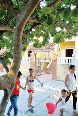 Người dân trên đảo Song Tử Tây.