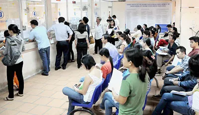 Người lao động đăng ký hưởng bảo hiểm thất nghiệp tại TPHCM. Ảnh: PHẠM KIM NGÂN