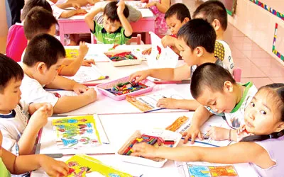 “Ép” trẻ mầm non học chữ