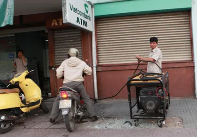 Mất điện, người dân phải dùng máy phát điện sinh hoạt. Ảnh: Trần Thanh