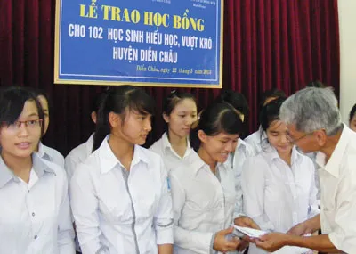 Trao 102 suất học bổng tại Nghệ An