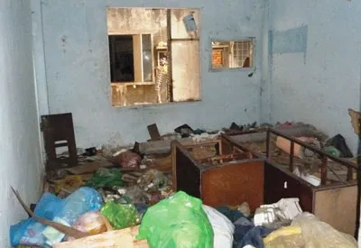 Rác thải tràn ngập trong các căn hộ bỏ trống, càng làm tăng nguy cơ cháy lan ở chung cư 727 Trần Hưng Đạo (quận 5).