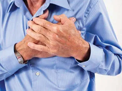 Nhiều bệnh nhân bị tăng huyết áp thường có các triệu chứng như đau đầu, nóng bừng mặt, đau ngực, khó thở… Ảnh: T.L.