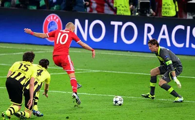 Robben (số 10) trong pha ghi bàn vào lưới thủ thành Weidenfeller.