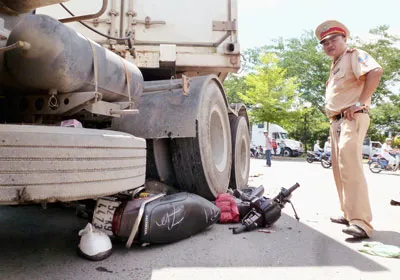 Xe container va chạm xe máy, 3 người thương vong