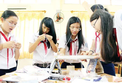 Các học sinh thi thực hành môn toán - khoa học trong cuộc thi “Tài năng trẻ Olympiad” năm 2013.