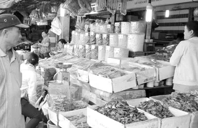 Thực phẩm không nhãn mác, không bao bì, không ghi hạn sử dụng bày bán tràn lan.