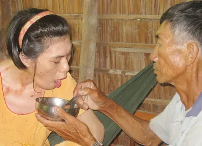 Tuổi già nuôi vợ con bệnh tật