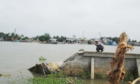Vết đứt gãy của thân kè ngay đoạn sạt lở