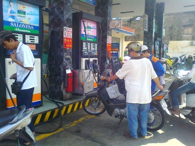 The ministries ask to maintain petroleum price (Photo: B. Long)