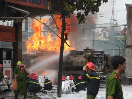Firefighters trying to douse the huge flames (Photo: SGGP)