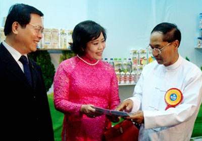 Vu Huy Hoang (L), Minister of Industry and Trade and Nguyen Thi Hong (C), deputy chairwoman of the HCMC People’s Committee with U Myint Swe, Chief Minister of Yangon, at the Expo
