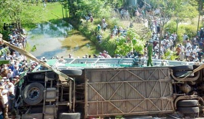 The overturned passenger van of Mai Linh Company at the scene of accident(Photo: SGGP)