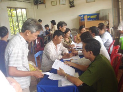 Residents gather to sue the Sonadezi Company at the People’s Committee in Tam An Commune of Long Thanh District in Dong Nai Province in 2012 (Photo: SGGP)