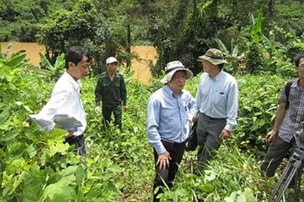 Scientists’ survey site where Dong Nai 6 and 6A plants are being planned (Photo: Lao Dong)