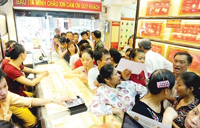 People queue up to buy gold at Bao Tin-Minh Chau gold shop in Hanoi on June 28