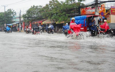 Hoa Binh Street is always swamped with floodwater after heavy rains in District 11 in HCMC (Photo: SGGP)