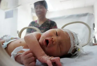 Đứa bé được chăm sóc tại bệnh viện.