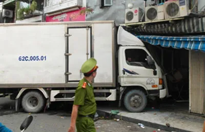 Xe tải lao vào quán, 1 người bị thương nặng